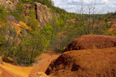 Orta Macaristan 'ın Gant şehrinde terk edilmiş boksit madeni.