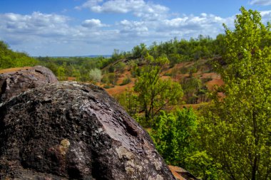 Orta Macaristan 'ın Gant şehrinde terk edilmiş boksit madeni.