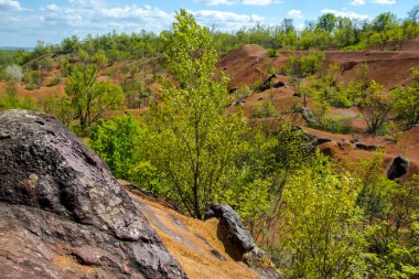 Orta Macaristan 'ın Gant şehrinde terk edilmiş boksit madeni.