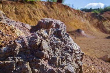 Gant 'taki terk edilmiş boksit madeninde taşlar.
