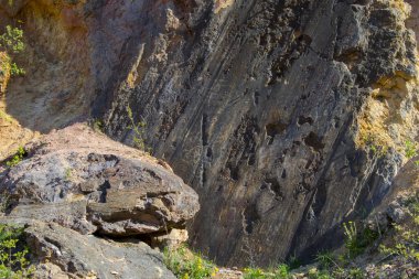 Gant 'taki terk edilmiş boksit madeninde taşlar.