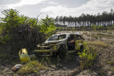 Sırbistan ve Macaristan sınırı yakınlarındaki Asotthalom yakınlarında insan kaçakçılarının tahrip ve terk edilmiş arabaları