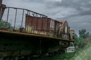 Blonde Tisza 'nın enkazı - Macar Szoke Tisza - Szeged' de, nehir kenarındaki bir tarlada