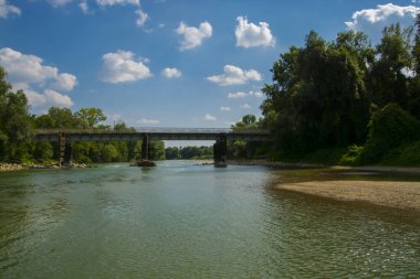Yazın Racalmas 'ta Tuna Nehri' nin durgun sularındaki köprü.