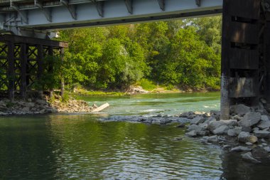 Yazın Racalmas 'ta Tuna Nehri' nin durgun sularındaki köprü.