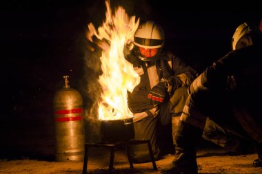 SZEGED, HUNGARY 22 HAZİRAN. 2023: İtfaiyeciler, Szeged Hayvanat Bahçesi 'nde yangın kazasıyla ilgili bir sunum gösterdiler