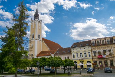 RIMAVSKA SOBOTA, SLOVAKIA - 28 Temmuz. 2023: Rimavska Sobota 'daki Kalvinistik kilise veya yazın Rimaszombat