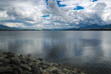 Liptovska Mara - Slovakya 'daki Tatra Dağı bölgesinde Liptovsky Gölü Mikulas