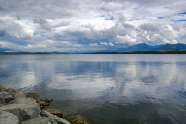 Liptovska Mara 'nın Rocky plajı - Slovakya' nın Tatra Dağı bölgesinde Liptovsky Gölü Mikulas