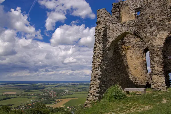 Macaristan 'ın Somlo Dağı' ndaki ortaçağ şatosunun manzarası ve kalıntıları.