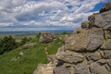 Macaristan 'ın Somlo Dağı' ndaki ortaçağ şatosunun manzarası ve kalıntıları.