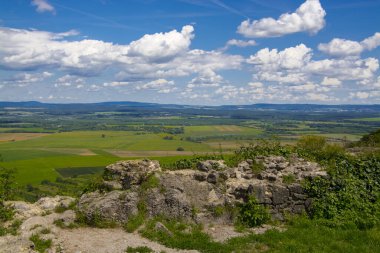 Macaristan 'ın Somlo Dağı' ndaki ortaçağ şatosunun manzarası ve kalıntıları.