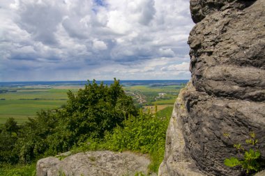Macaristan 'ın Somlo Dağı' ndaki ortaçağ şatosunun manzarası ve kalıntıları.