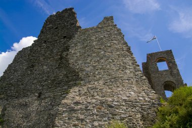 Macaristan 'ın Somlo Dağı' ndaki ortaçağ şatosunun kalıntıları.