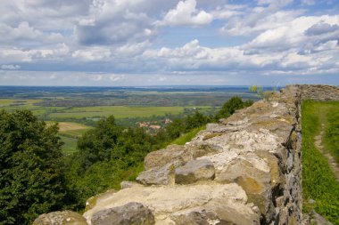Macaristan 'ın Somlo Dağı' ndaki ortaçağ şatosunun manzarası ve kalıntıları.