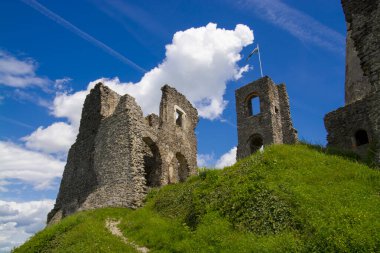 Macaristan 'ın Somlo Dağı' ndaki ortaçağ şatosunun kalıntıları.