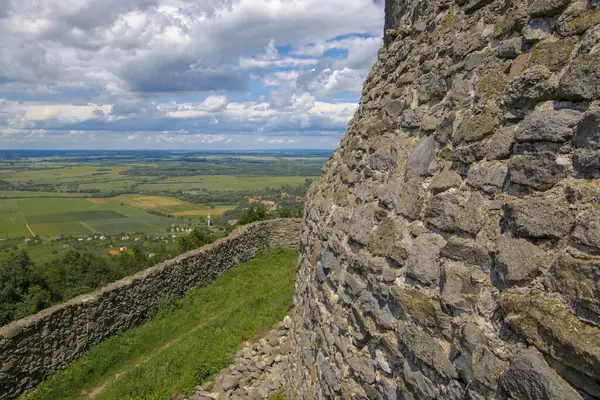 Macaristan 'ın Somlo Dağı' ndaki ortaçağ şatosunun kalıntıları.