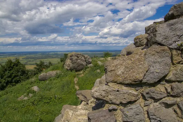Macaristan 'ın Somlo Dağı' ndaki ortaçağ şatosunun manzarası ve kalıntıları.