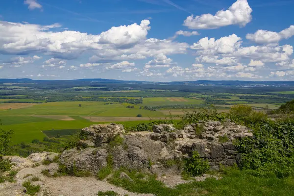 Macaristan 'ın Somlo Dağı' ndaki ortaçağ şatosunun manzarası ve kalıntıları.