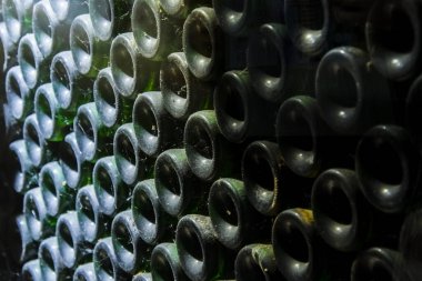 Eisenstadt 'daki Esterhazy Sarayı' nın bodrumunda veya Avusturya 'daki Kismarton' da bulunan eski şarap şişeleri.