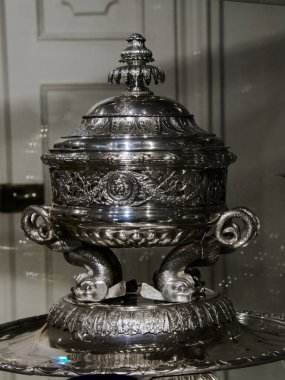 Eissenstad, AUSTRIA - 7 Ağustos. 2023: Eisenstadt 'taki Esterhazy Sarayı' ndaki gümüş tabaklar veya Avusturya 'daki Kismarton