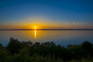 Yazın Balatonvilagos Gölü 'nün yakınındaki gün batımında görüntü