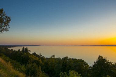 Yazın Balatonvilagos Gölü 'nün yakınındaki gün batımında görüntü