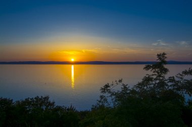 Yazın Balatonvilagos Gölü 'nün yakınındaki gün batımında görüntü
