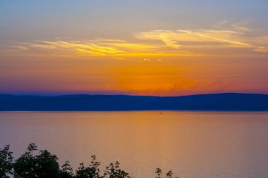 Yazın Balatonvilagos Gölü 'nün yakınındaki gün batımında görüntü