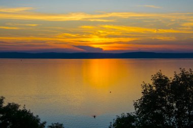 Yazın Balatonvilagos Gölü 'nün yakınındaki gün batımında görüntü