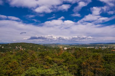 Batı Macaristan 'ın Sopron kentindeki Sorhazdomb' daki (Bira Tepesi) gözcü kulesinden şehir manzarası