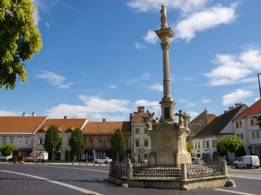 Batı Macaristan 'ın eski Sopron şehrinde Maria heykeli