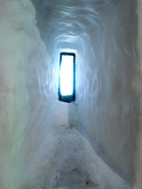 Eski Sopron şehrindeki Ortaçağ yangın kulesinin penceresi daraldı.