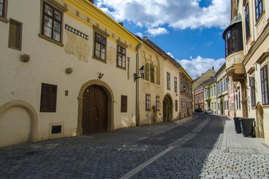 Batı Macaristan 'ın eski Sopron şehrinin caddesi.