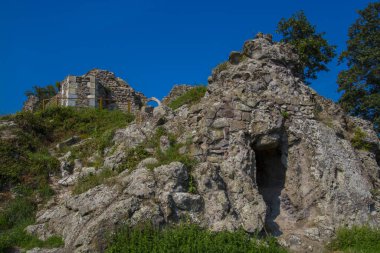Dağın tepesindeki Dregely Kalesi 'nin kalıntıları.