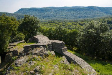 Dağın tepesindeki Dregely Kalesi 'nin kalıntıları.