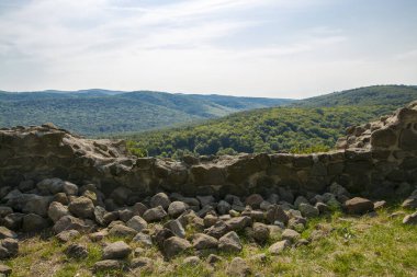 Dregely Kalesi 'nin yıkılmış duvarı dağın tepesinde.