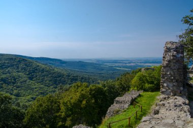 Dağın tepesindeki Dregely Kalesi 'nin kalıntıları.