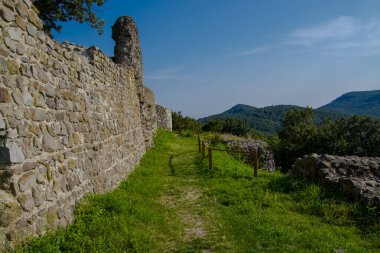 Dağın tepesindeki Dregely Kalesi 'nin kalıntıları.