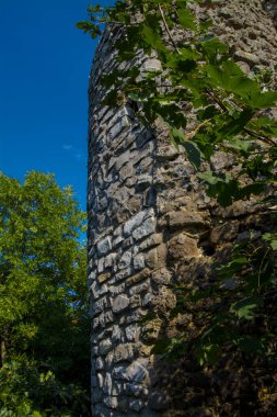 Dağın tepesindeki Dregely Kalesi 'nin kalıntıları.
