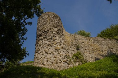 Dağın tepesindeki Dregely Kalesi 'nin kalıntıları.