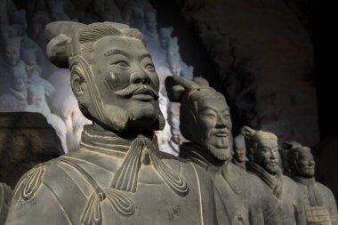 SZEGED, HUNGARY 27 AĞUSTOS. 2023: Szeged 'deki Mora Ferenc Müzesi' ndeki Çin sergisinde Clay askerleri