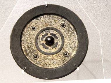 SZEGED, HUNGARY 27 AĞUSTOS. 2023: Szeged 'deki Mora Ferenc Müzesi' ndeki Çin sergisinde Han Dinasty 'nin aynası