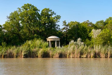 Macaristan 'daki Nagymagocs' taki Karolyi Kast 'ının parkında göl