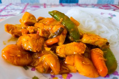 Tavuk göğsünden Asya usulü yemek ve pirinç erişteli sebze.