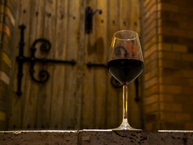 Geceleri Szeged 'de şehrin arması olan kırmızı şarapla dolu sakin bir hayat.