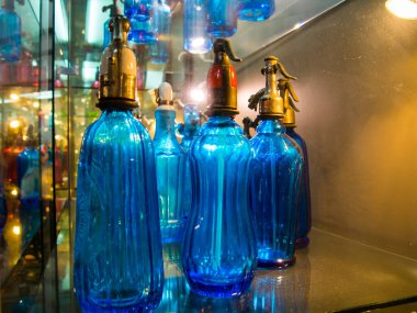 Szeged 'in su kulesinin sergisinde soda hortumları.