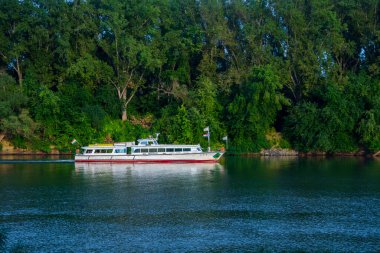 SZEGED, HUNGARY - 17 Eylül. 2024: Szeged 'deki Tisza nehrinde bir yolcu gemisi