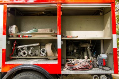 Macaristan 'da bir itfaiye aracında alet ve yangın hortumları