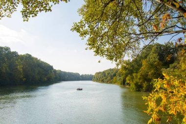 Martly ve Szeged yakınlarındaki Tisza nehri sonbaharda terk edilmiş limanda.
